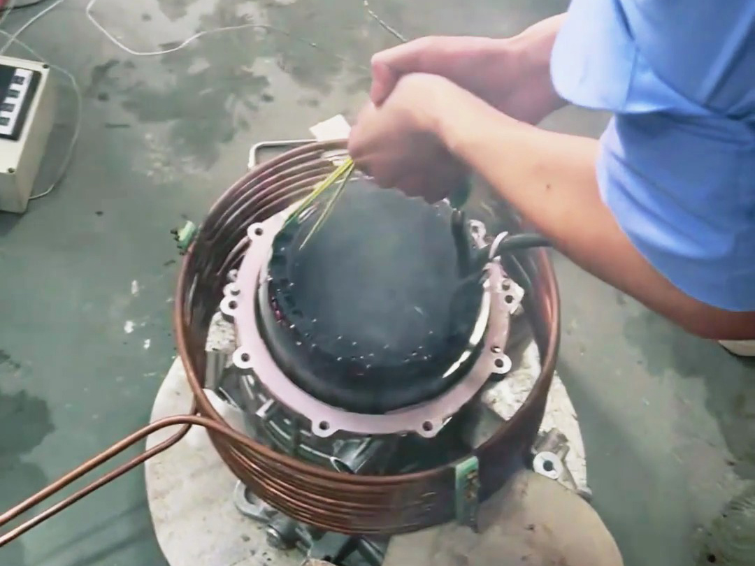 電機(jī)熱裝實(shí)驗(yàn)，采用中頻感應(yīng)加熱設(shè)備對(duì)電機(jī)殼進(jìn)行加熱