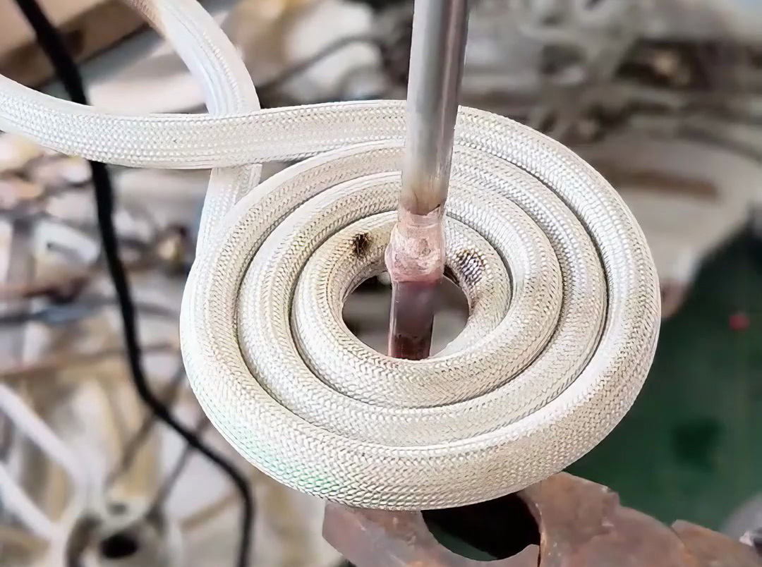 使用高頻焊接機對銅鋁管實施焊接，整個過程只要5-7秒鐘就可以完成